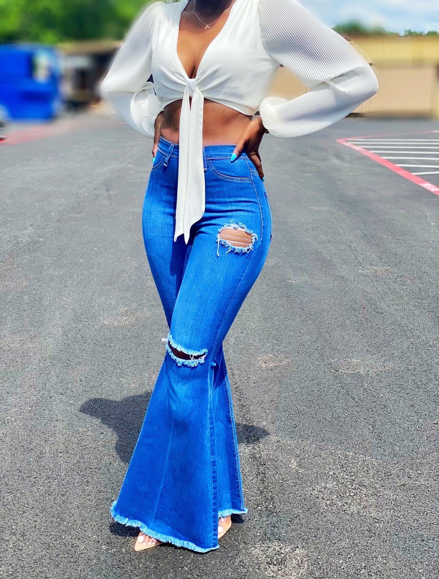 High-waisted bell bottom jeans(medium wash)